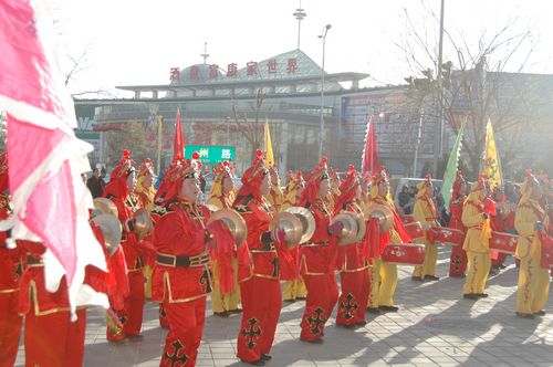 酒泉市2011年元宵節(jié)社火匯演期間，部分社火隊來公司拜年